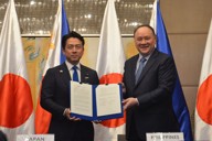 会談後に共同記者発表を行う小泉進次郎防衛相（左）とフィリピンのテオドロ国防相＝マニラのホテルで2026年5月5日午後7時、竹内望撮影