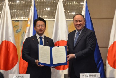 会談後に共同記者発表を行う小泉進次郎防衛相（左）とフィリピンのテオドロ国防相＝マニラのホテルで2026年5月5日午後7時、竹内望撮影