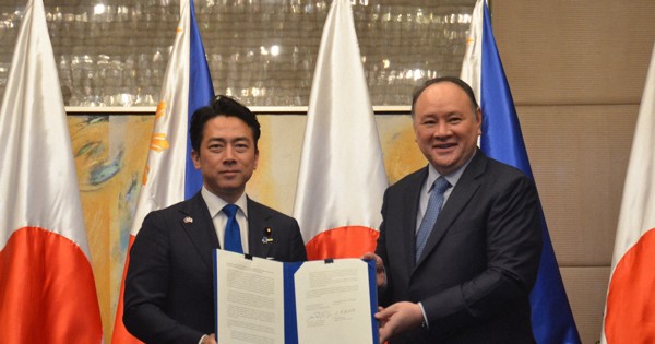 会談後に共同記者発表を行う小泉進次郎防衛相（左）とフィリピンのテオドロ国防相＝マニラのホテルで2026年5月5日午後7時、竹内望撮影