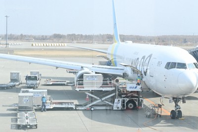 飛行機から荷物を搬出するグラハン事業者ら＝新千歳空港で2026年4月22日午前8時46分、和田幸栞撮影