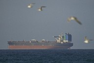 ホルムズ海峡通過を待つ船舶（ゲッティ＝共同）