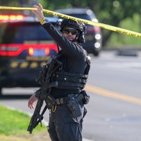 米首都ワシントンで、銃撃事件の現場周辺を警戒する大統領警護隊員＝4日、AP