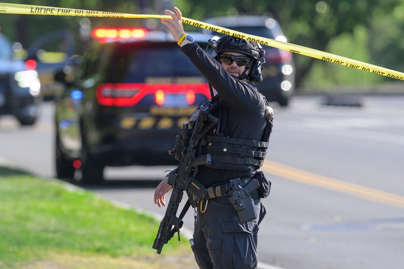 米首都ワシントンで、銃撃事件の現場周辺を警戒する大統領警護隊員＝4日、AP