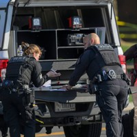 銃撃を受け現場に駆けつけた米大統領警護隊＝米首都ワシントンで2026年5月4日、AP