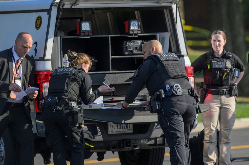 銃撃を受け現場に駆けつけた米大統領警護隊＝米首都ワシントンで2026年5月4日、AP