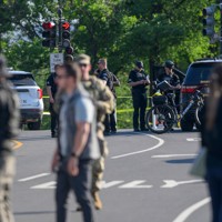 銃撃を受け警戒する警察＝米首都ワシントンで2026年5月4日、AP