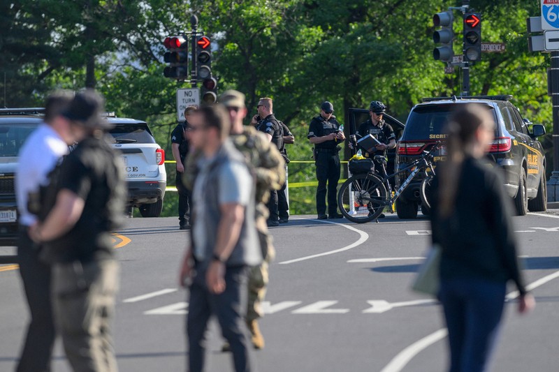 銃撃を受け警戒する警察＝米首都ワシントンで2026年5月4日、AP