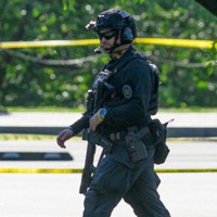 銃撃を受け警戒する警察＝米首都ワシントンで2026年5月4日、AP