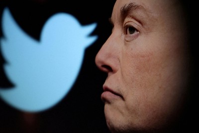 ツイッターのロゴとイーロン・マスク氏＝2022年10月（ロイター＝共同）