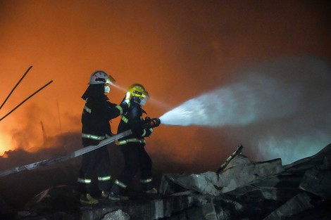 爆発があった花火工場で消火作業にあたる消防隊員＝中国南部・湖南省瀏陽市で2026年5月5日、新華社・AP