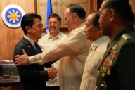 フィリピンのテオドロ国防相に出迎えられる小泉進次郎防衛相（左）＝マニラで2026年5月5日、ロイター