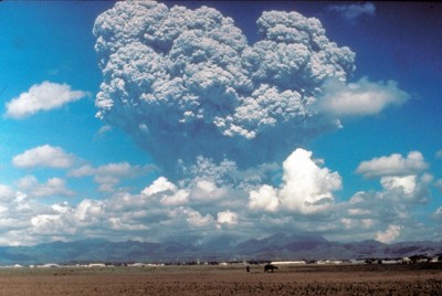 1991年6月にフィリピン・ピナツボ火山で起きた大規模噴火＝デビッド・ハーロー氏撮影（米地質調査所提供）