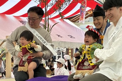 土俵の上で元気に泣く赤ちゃん＝広島市中区で2026年5月5日午前10時31分、井村陸撮影