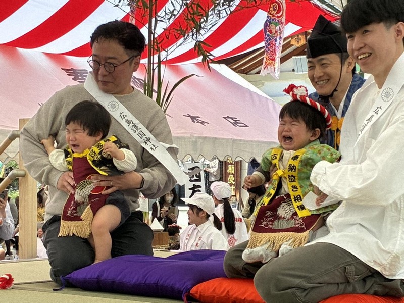土俵の上で元気に泣く赤ちゃん＝広島市中区で2026年5月5日午前10時31分、井村陸撮影