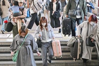 大型連休のUターンが始まり、大きな荷物を持ってJR博多駅の階段を下りる人たち＝福岡市博多区で2026年5月5日午前11時32分、野田武撮影