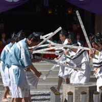 境内で奉納された豊年踊り＝伊勢市の猿田彦神社で2026年5月5日午後2時52分、下村恵美撮影