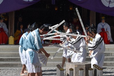 境内で奉納された豊年踊り＝伊勢市の猿田彦神社で2026年5月5日午後2時52分、下村恵美撮影