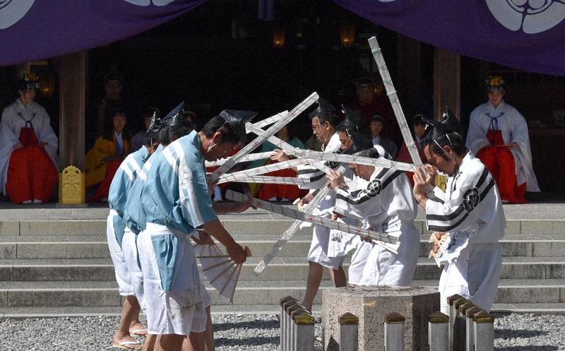境内で奉納された豊年踊り＝伊勢市の猿田彦神社で2026年5月5日午後2時52分、下村恵美撮影