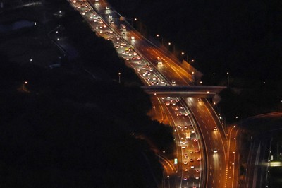 Uターンラッシュで渋滞する関越自動車道上り線＝埼玉県嵐山町で2026年5月5日午後7時2分、本社ヘリから
