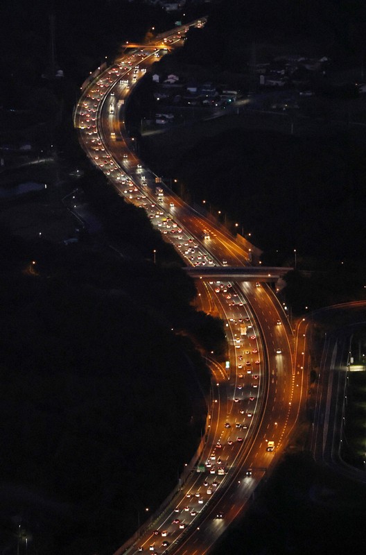 Uターンラッシュで渋滞する関越自動車道上り線＝埼玉県嵐山町で2026年5月5日午後7時2分、本社ヘリから