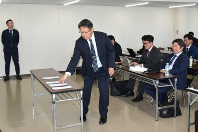 組み合わせ抽選のくじを引くチームの関係者＝北九州市小倉北区の毎日新聞西部本社で2026年5月5日午後3時51分、林大樹撮影
