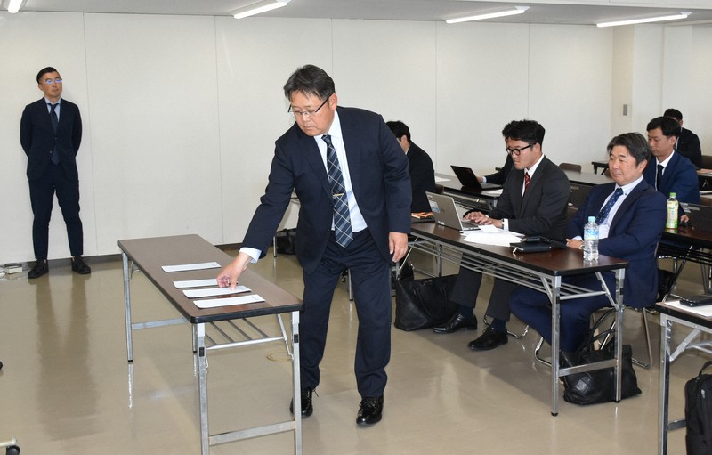 組み合わせ抽選のくじを引くチームの関係者＝北九州市小倉北区の毎日新聞西部本社で2026年5月5日午後3時51分、林大樹撮影