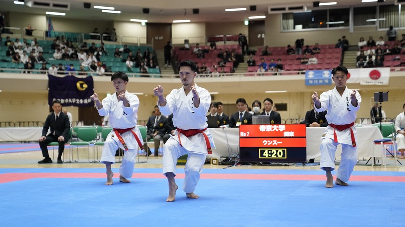男子形の部で優勝した帝京大＝日本武道館で2026年5月5日、関東学生空手道連盟提供