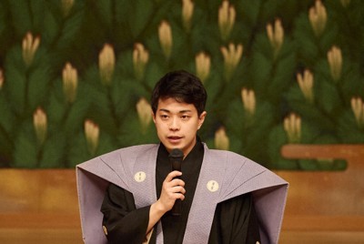 能舞台で襲名のあいさつをする野村小三郎さん＝名古屋市中区の名古屋能楽堂で2026年2月8日（野村又三郎家提供）