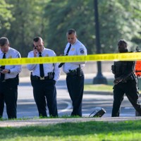 銃撃を受け出動する警察＝ワシントンで2026年5月4日、AP