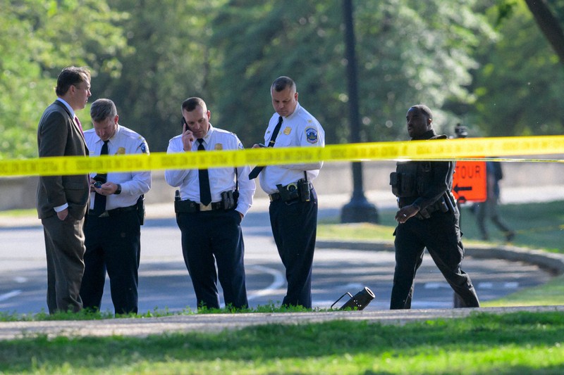 銃撃を受け出動する警察＝ワシントンで2026年5月4日、AP