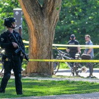銃撃を受け出動する警察＝ワシントンで2026年5月4日、AP