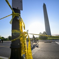 規制線が張られた現場周辺＝米首都ワシントンで2026年5月4日、AP