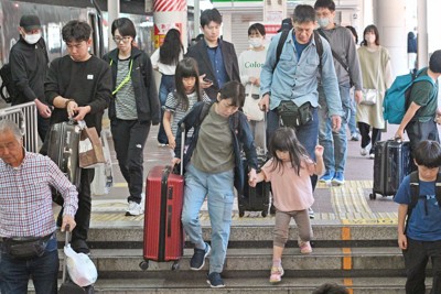 大型連休のUターンが始まり、大きな荷物を持ってJR博多駅の階段を下りる人たち＝福岡市博多区で2026年5月5日午前11時47分、野田武撮影
