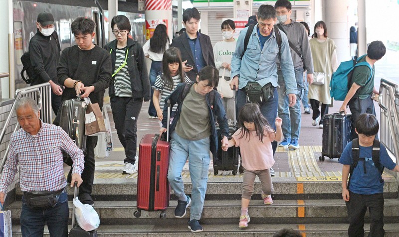 大型連休のUターンが始まり、大きな荷物を持ってJR博多駅の階段を下りる人たち＝福岡市博多区で2026年5月5日午前11時47分、野田武撮影