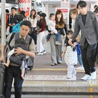大型連休のUターンが始まり、特急列車でJR博多駅に到着した人たち＝福岡市博多区で2026年5月5日午前11時47分、野田武撮影