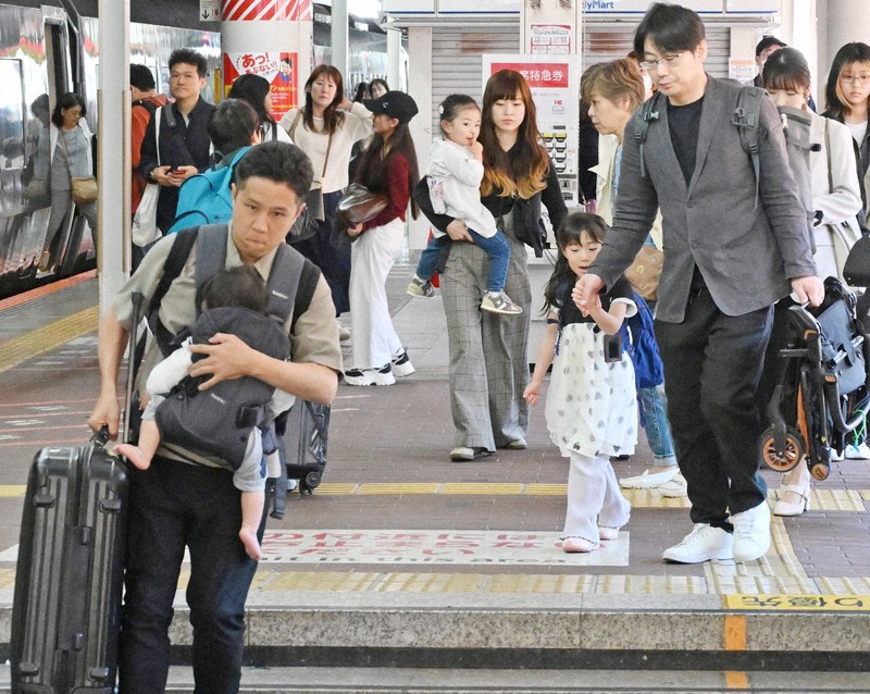 大型連休のUターンが始まり、特急列車でJR博多駅に到着した人たち＝福岡市博多区で2026年5月5日午前11時47分、野田武撮影