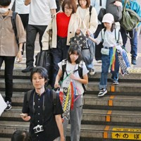 大型連休のUターンが始まり、大きな荷物を持ってJR博多駅の階段を下りる人たち＝福岡市博多区で2026年5月5日午前11時13分、野田武撮影