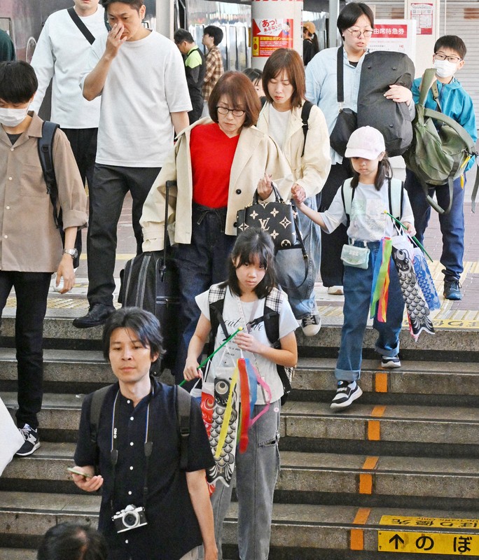 大型連休のUターンが始まり、大きな荷物を持ってJR博多駅の階段を下りる人たち＝福岡市博多区で2026年5月5日午前11時13分、野田武撮影