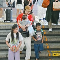 大型連休のUターンが始まり、特急列車でJR博多駅に到着した人たち＝福岡市博多区で2026年5月5日午前11時56分、野田武撮影