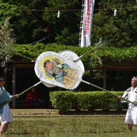 豊作を願う大黒と大漁を祈願するえびすの大団扇による「団扇角力」＝伊勢市の猿田彦神社の神田で2026年5月5日午後2時22分、下村恵美撮影