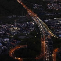 ゴールデンウイークのUターンが本格化し、大阪方向（奥）に向かう車で渋滞する中国自動車道。手前は神戸ジャンクション＝神戸市で2026年5月5日午後7時10分、本社ヘリから