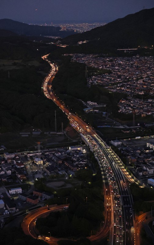 ゴールデンウイークのUターンが本格化し、大阪方向（奥）に向かう車で渋滞する中国自動車道。手前は神戸ジャンクション＝神戸市で2026年5月5日午後7時10分、本社ヘリから