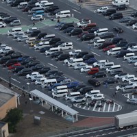 Uターンラッシュで渋滞する関越自動車道上り線の三芳パーキングエリア付近＝埼玉県三芳町で2026年5月5日午後6時23分、本社ヘリから