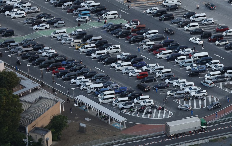 Uターンラッシュで渋滞する関越自動車道上り線の三芳パーキングエリア付近＝埼玉県三芳町で2026年5月5日午後6時23分、本社ヘリから