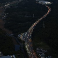 Uターンラッシュで渋滞する関越自動車道の嵐山小山インターチェンジ付近＝埼玉県嵐山町で2026年5月5日午後6時50分、本社ヘリから