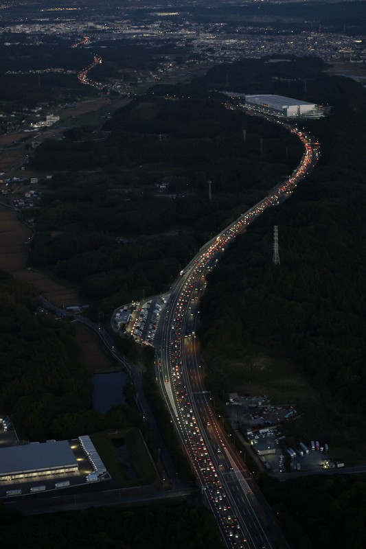 Uターンラッシュで渋滞する関越自動車道の嵐山小山インターチェンジ付近＝埼玉県嵐山町で2026年5月5日午後6時50分、本社ヘリから