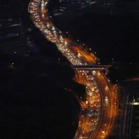 Uターンラッシュで渋滞する関越自動車道上り線＝埼玉県嵐山町で2026年5月5日午後7時2分、本社ヘリから