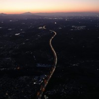 Uターンラッシュで渋滞する関越自動車道の嵐山小山インターチェンジ付近＝埼玉県嵐山町で2026年5月5日午後6時58分、本社ヘリから
