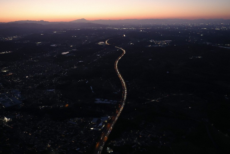 Uターンラッシュで渋滞する関越自動車道の嵐山小山インターチェンジ付近＝埼玉県嵐山町で2026年5月5日午後6時58分、本社ヘリから