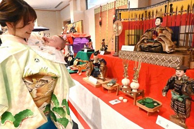 五月人形を前に、長男を抱きかかえる母親＝札幌市中央区で2026年5月5日午後0時31分、和田幸栞撮影